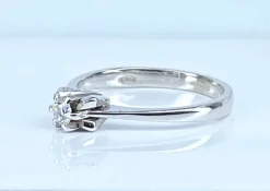 Bague solitaire en or blanc et diamants