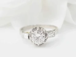 Bague solitaire en or blanc et diamant