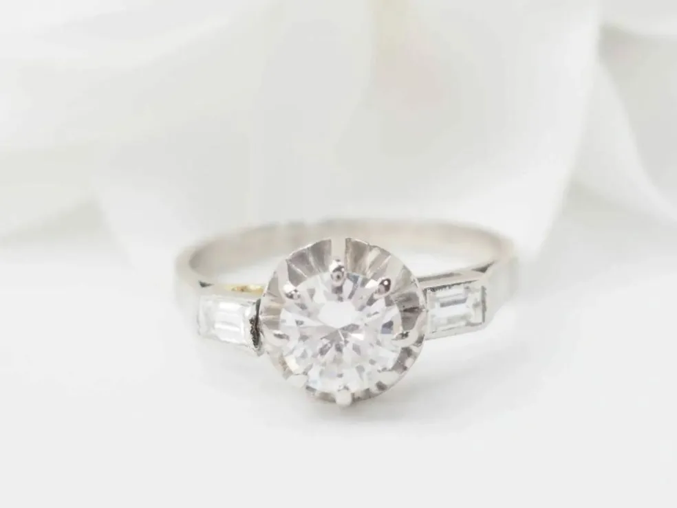 Bague solitaire en or blanc et diamant