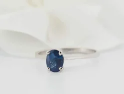 Bague solitaire en or blanc et saphir ovale