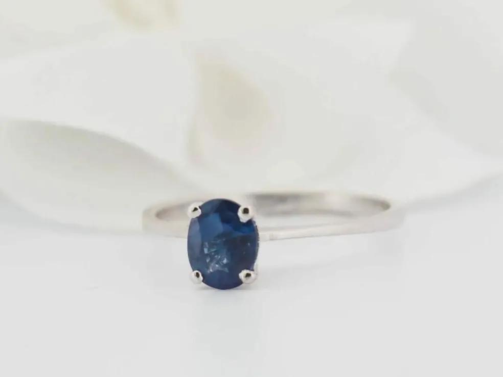 Bague solitaire en or blanc et saphir ovale
