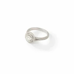 Bague solitaire en or blanc et ornée de diamants taille brillant.