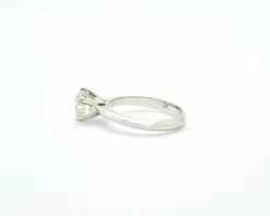 Bague solitaire en or blanc avec diamants
