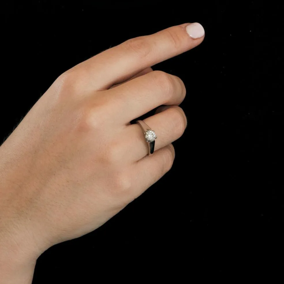 Bague solitaire en or blanc et diamant