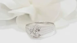 Bague solitaire en or blanc et diamant