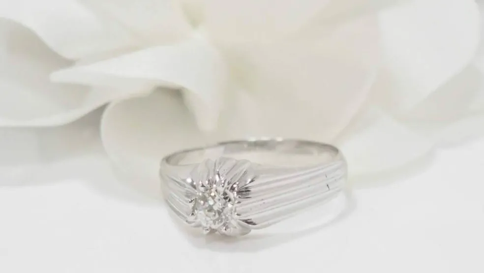 Bague solitaire en or blanc et diamant