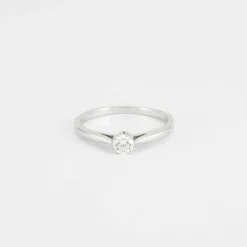 Bague solitaire en or blanc, diamant