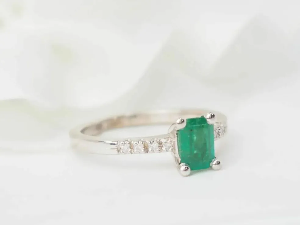 Bague solitaire en or blanc, émeraude et diamants