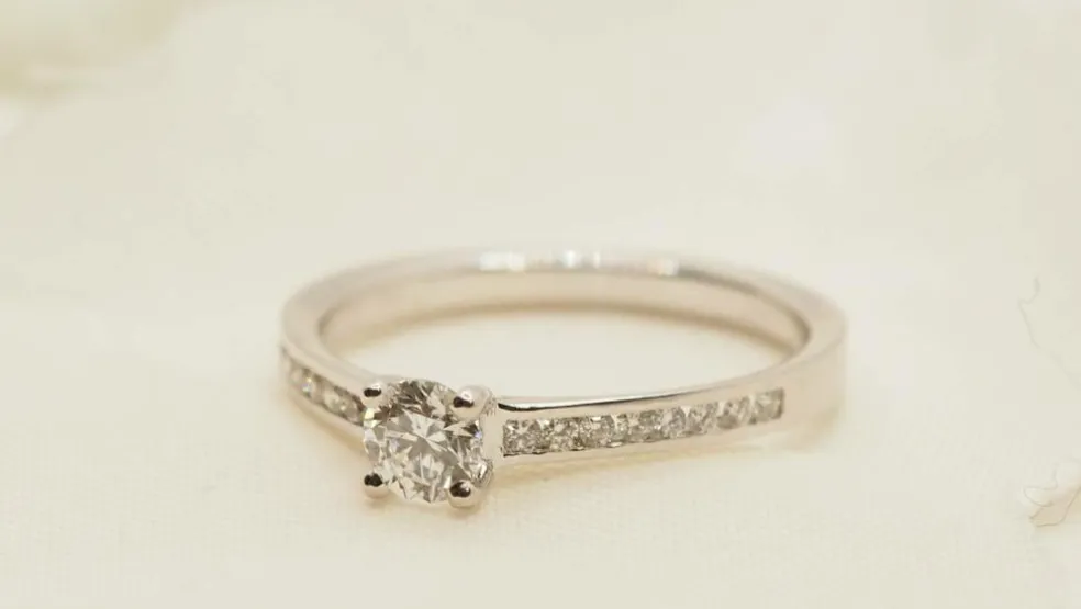 Bague solitaire en or blanc et diamant