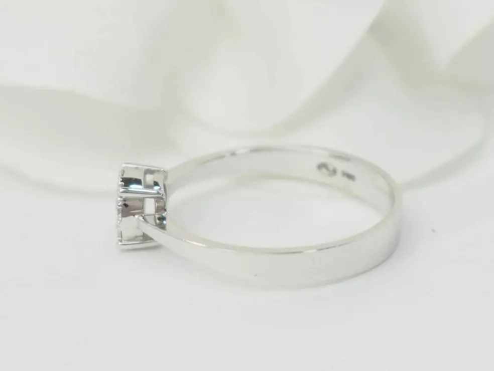 Bague solitaire en or blanc et diamants 0.16ct