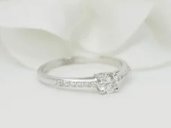 Bague solitaire en or blanc et diamants 0.30 ct