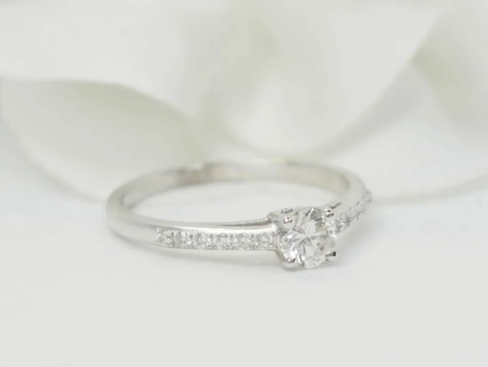 Bague solitaire en or blanc et diamants 0.30 ct