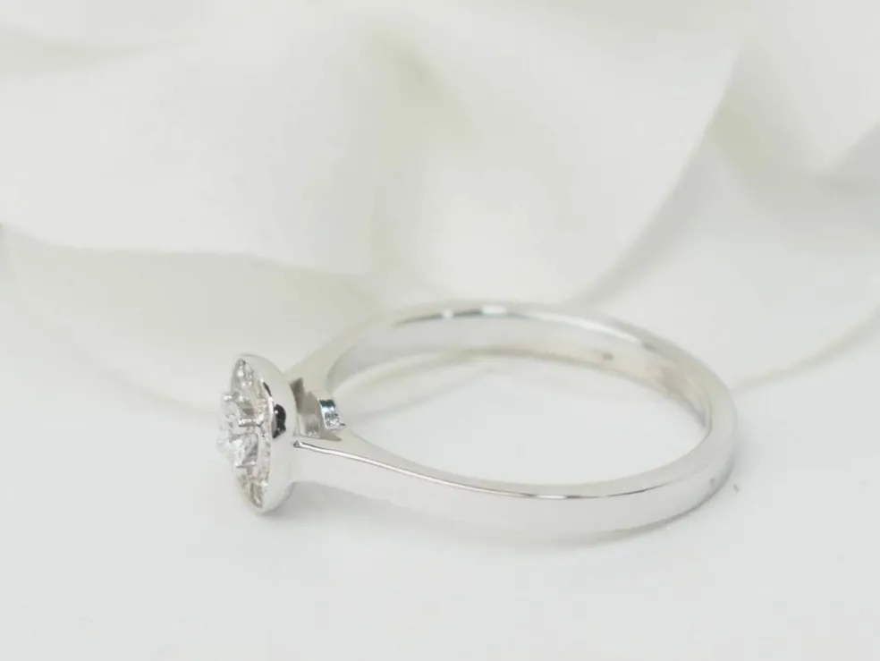 Bague solitaire en or blanc et diamants 0.15ct
