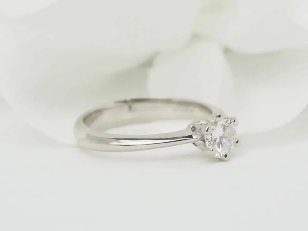 Bague solitaire en or blanc et diamant 0.53ct