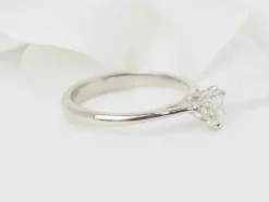 Bague solitaire en or blanc et diamant 0.58ct