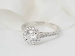 Bague solitaire en or blanc et diamants 0.82ct