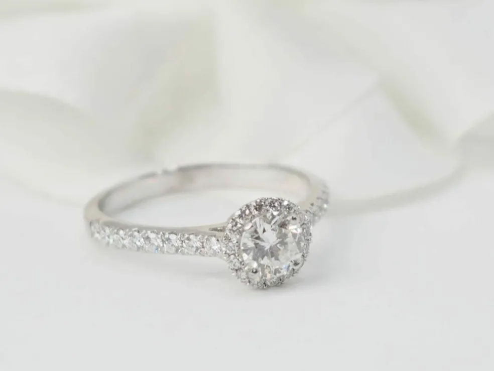 Bague solitaire en or blanc et diamant
