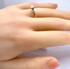 Bague solitaire en or blanc et diamant