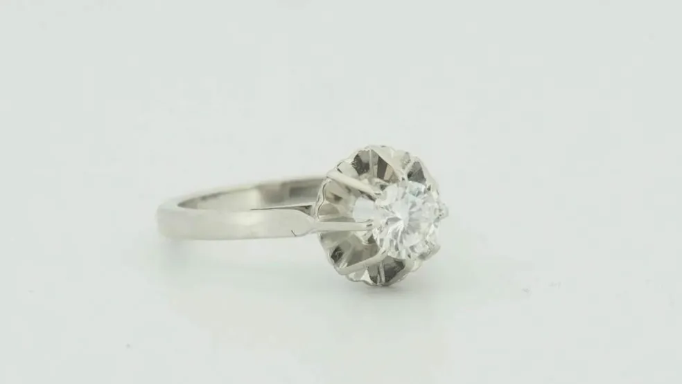 Bague solitaire en or blanc et diamant