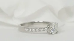 Bague solitaire en or blanc et diamant