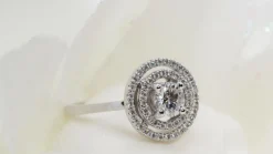 Bague solitaire en or blanc et diamant