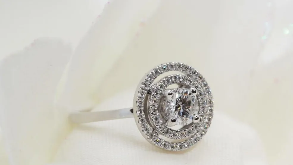 Bague solitaire en or blanc et diamant