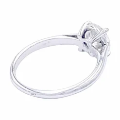 Bague solitaire en or blanc, diamant 1,36 carat.