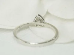 Bague solitaire en or blanc et diamants 0,15 ct en forme de poire