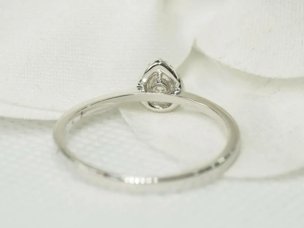 Bague solitaire en or blanc et diamants 0,15 ct en forme de poire