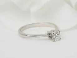 Bague solitaire en or blanc et diamant 0.51ct