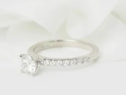 Bague solitaire en or blanc et diamants 0.65ct