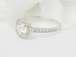 Bague solitaire en or blanc et diamants 0.68ct