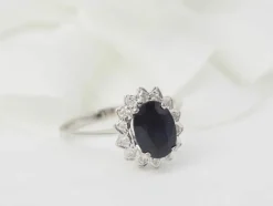 Bague solitaire en or blanc, diamants et saphir ovale