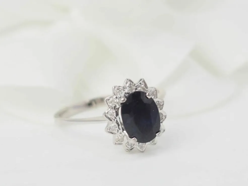 Bague solitaire en or blanc, diamants et saphir ovale