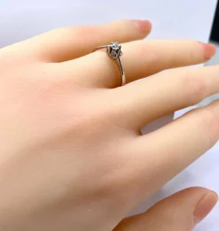 Bague solitaire en or blanc et diamants