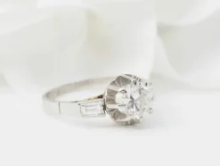 Bague solitaire en or blanc et diamant