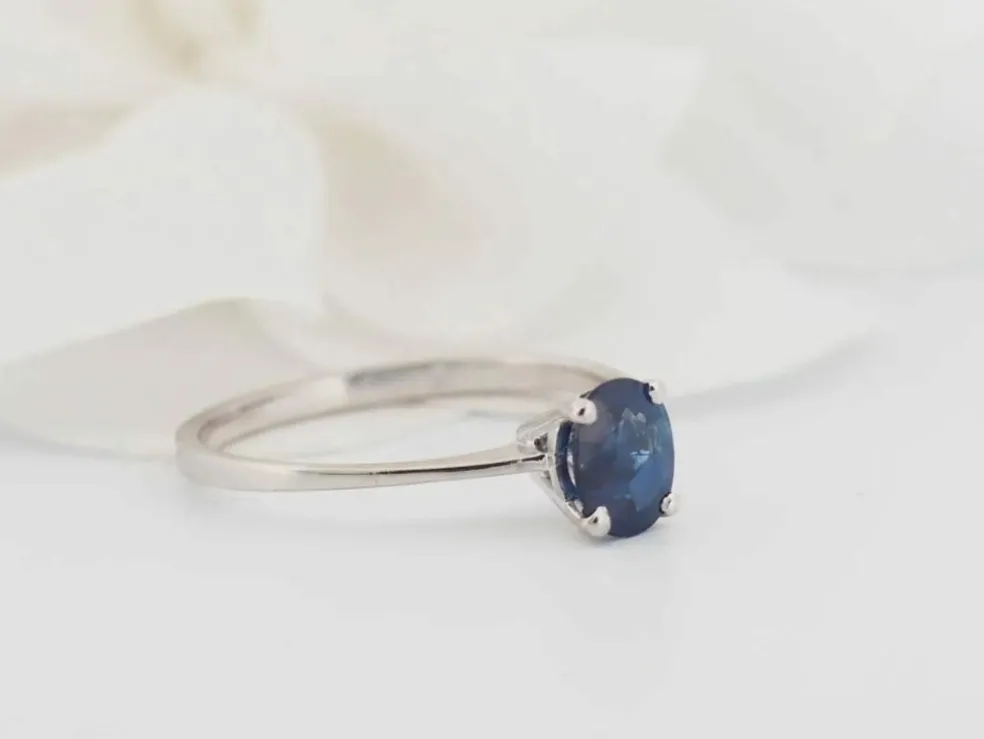Bague solitaire en or blanc et saphir ovale