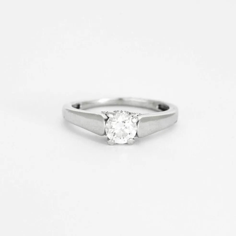 Bague solitaire en or blanc et diamant