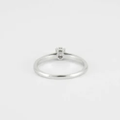 Bague solitaire en or blanc, diamant