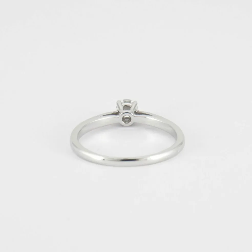 Bague solitaire en or blanc, diamant