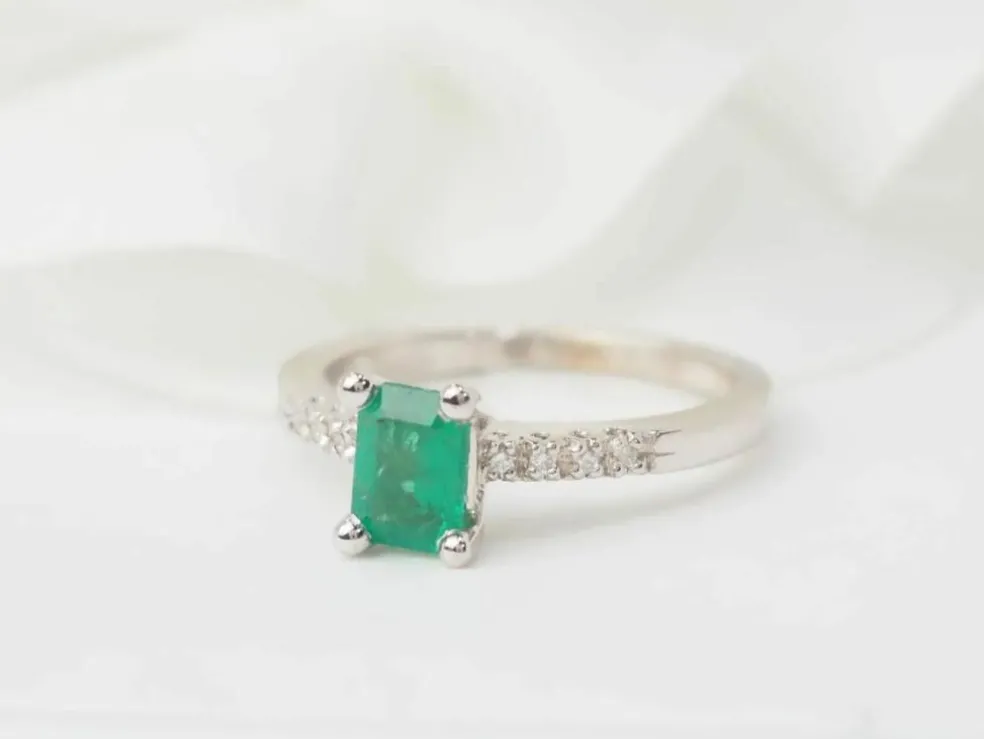 Bague solitaire en or blanc, émeraude et diamants
