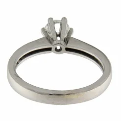 Bague solitaire en or blanc avec diamant central et diamants sur la tige