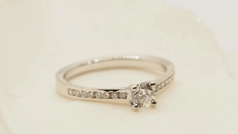 Bague solitaire en or blanc et diamant