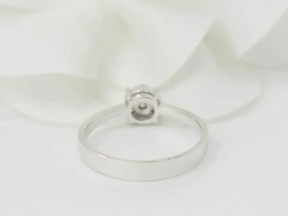 Bague solitaire en or blanc et diamants 0.16ct