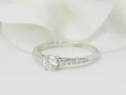 Bague solitaire en or blanc et diamants 0.30 ct