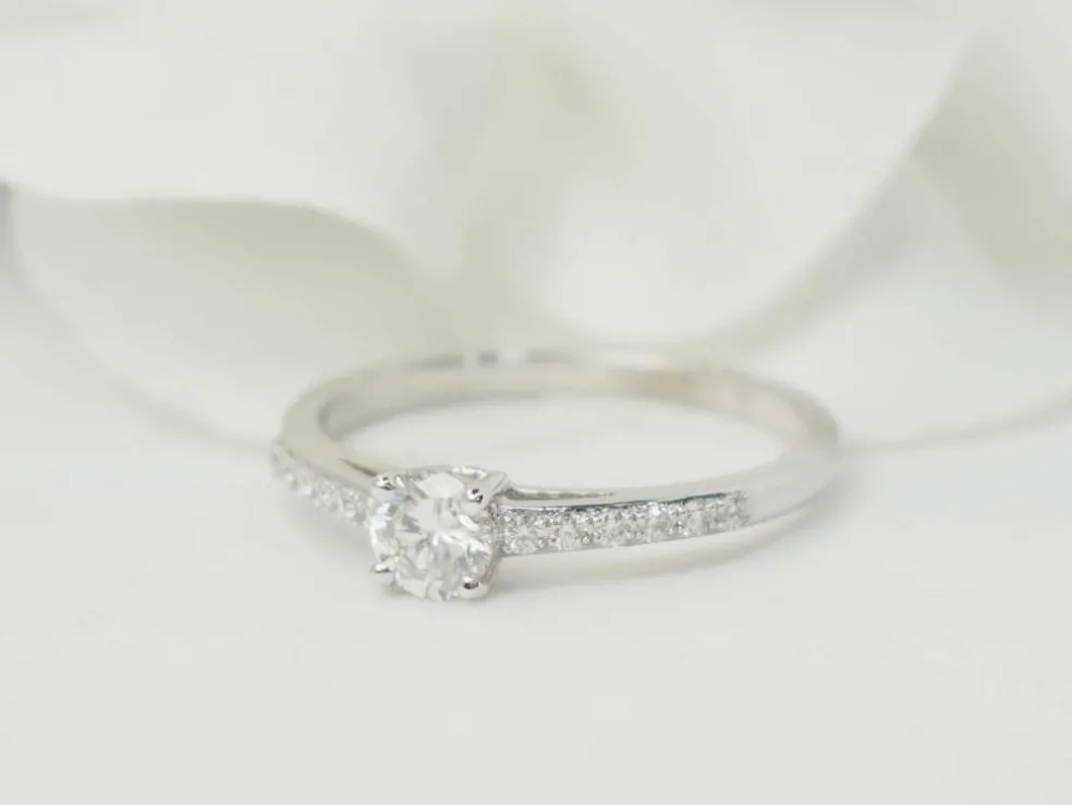 Bague solitaire en or blanc et diamants 0.30 ct