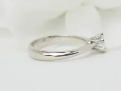 Bague solitaire en or blanc et diamant 0.53ct