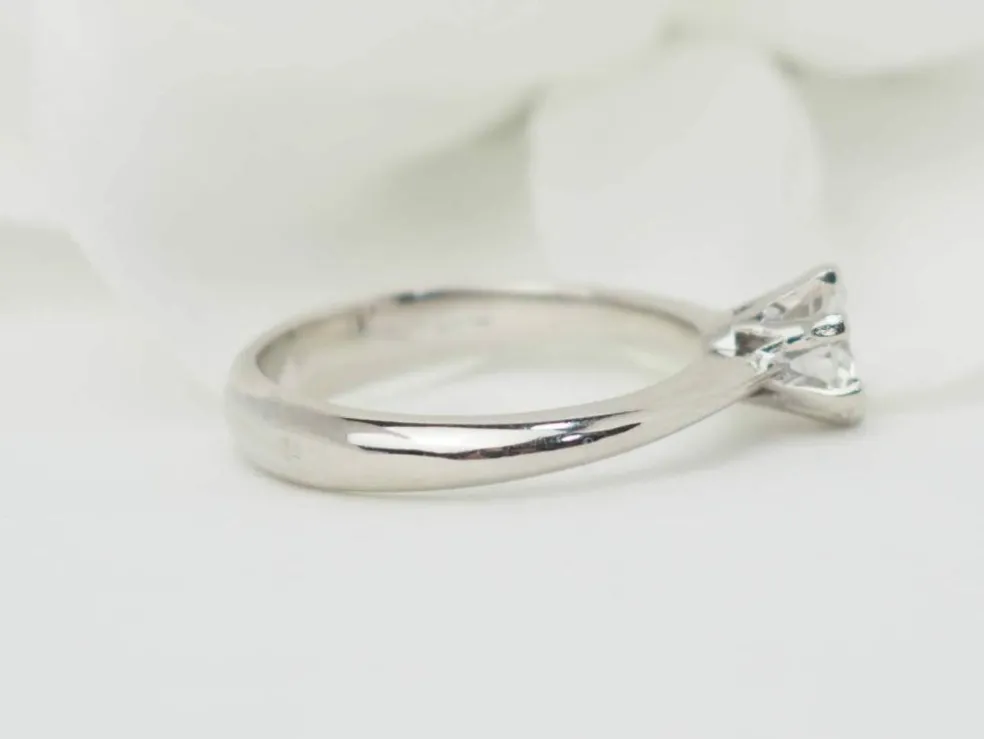 Bague solitaire en or blanc et diamant 0.53ct