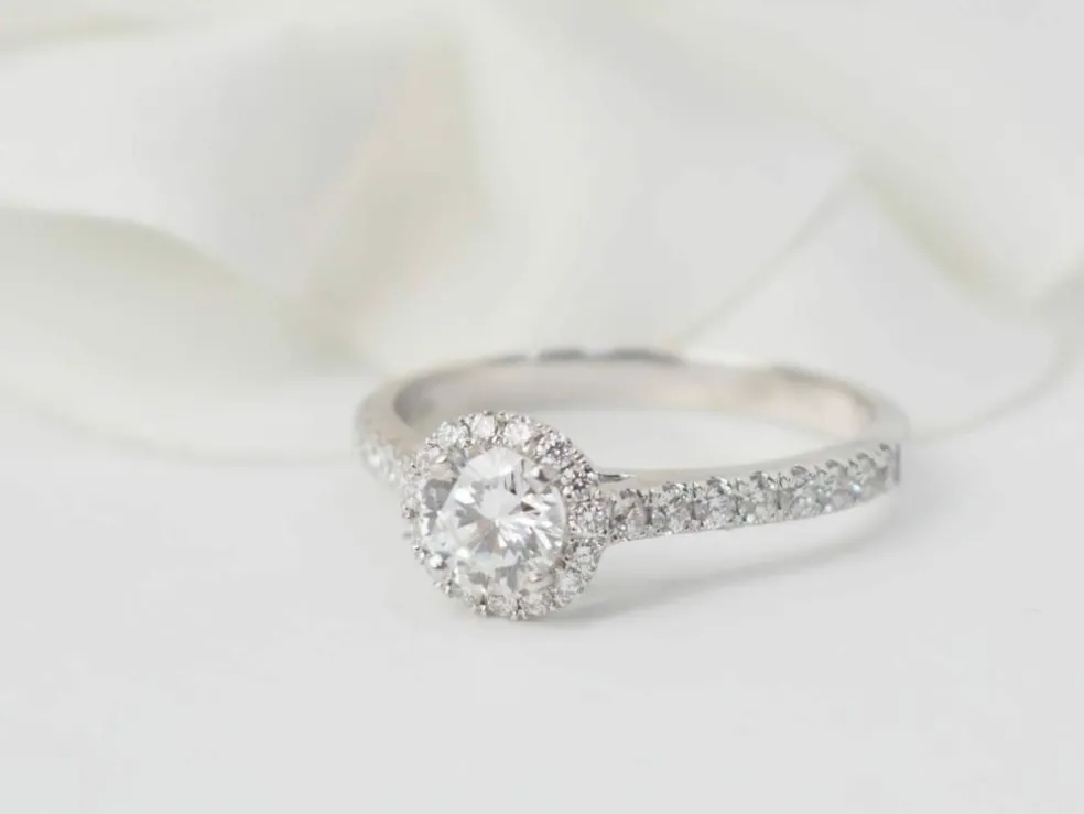 Bague solitaire en or blanc et diamant