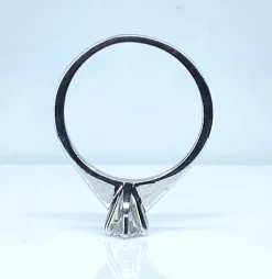 Bague solitaire en or blanc et diamant